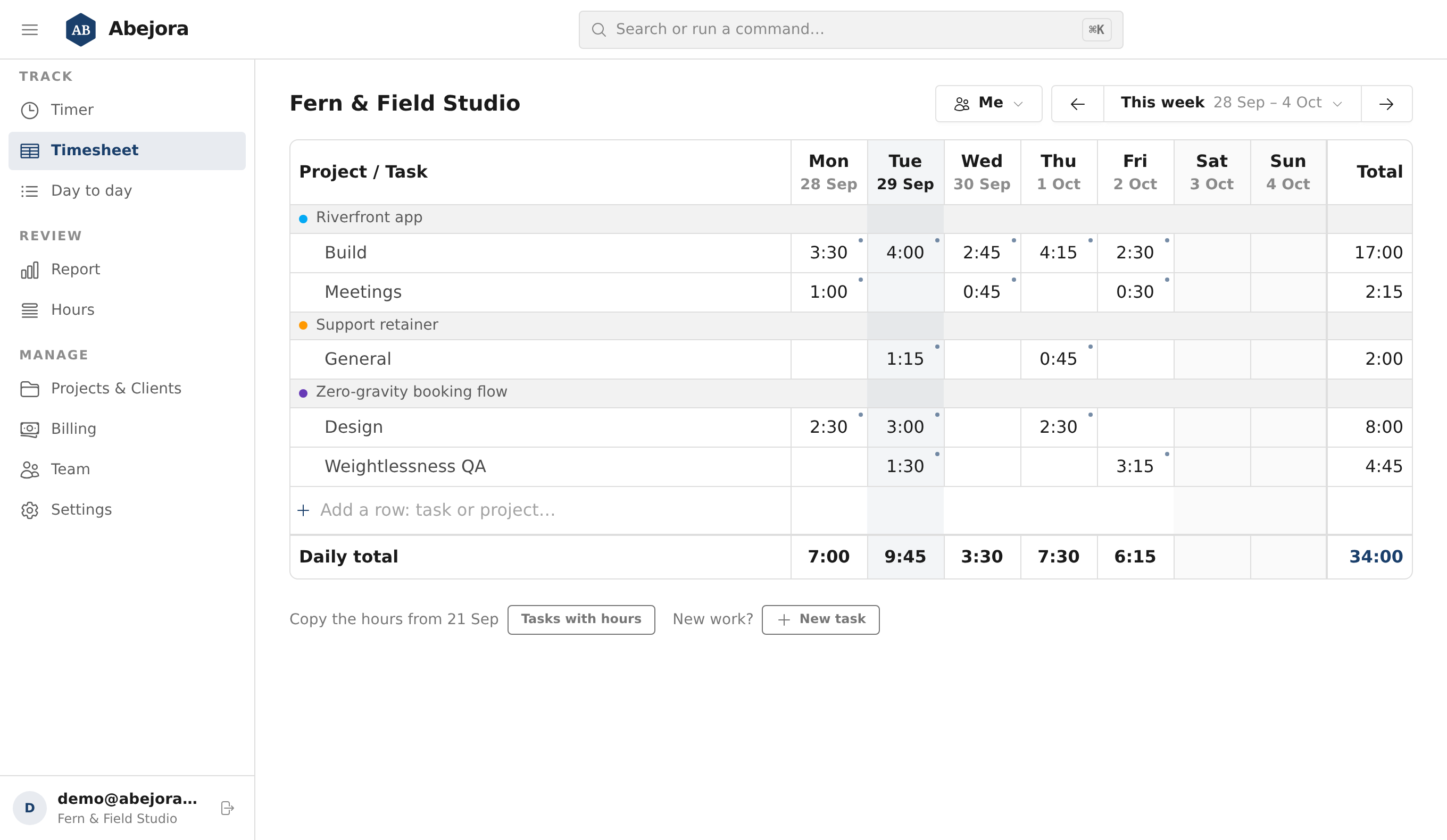 Abejora's timesheet: a week filled in with three projects, the hours for each day and the total for the week, beside the app's menu.